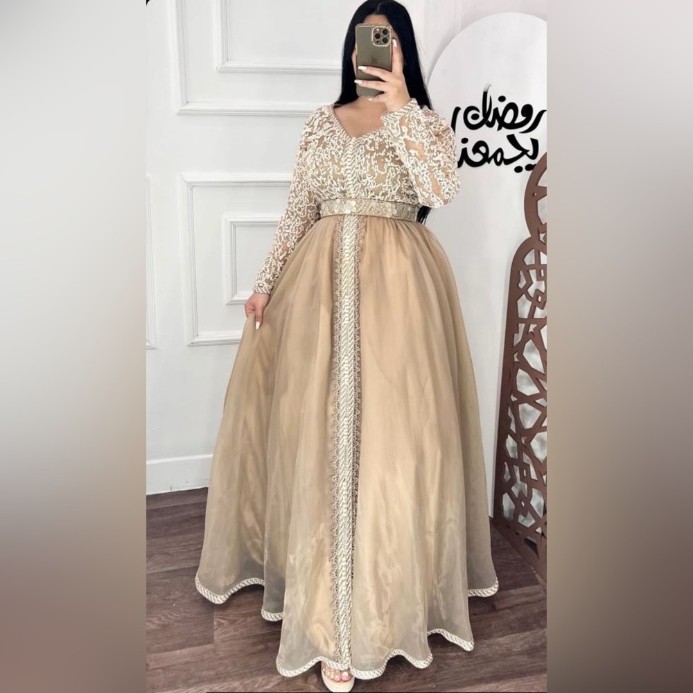 Belted dress. Maxi. Long sleeves
